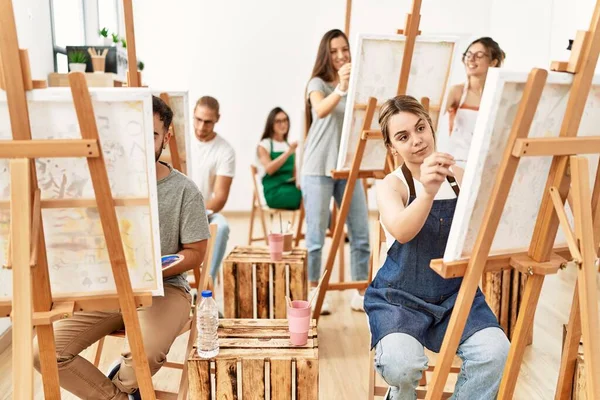 Grupo Jovens Sorrindo Desenho Feliz Estúdio Arte — Fotografia de Stock