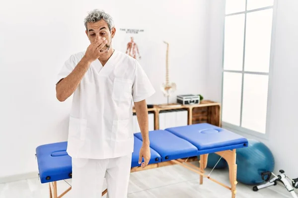 Der Hispanische Therapeut Mittleren Alters Der Einer Schmerzklinik Arbeitet Riecht — Stockfoto