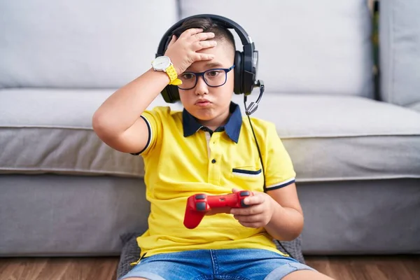 Joven Niño Hispano Jugando Videojuego Sosteniendo Controlador Usando Auriculares Preocupados —  Fotos de Stock