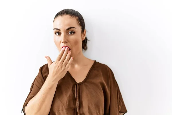 Joven Morena Pie Sobre Fondo Aislado Aburrido Bostezando Cansado Cubriendo — Foto de Stock