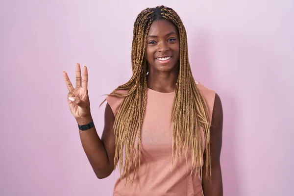 Mulher Afro Americana Com Cabelo Trançado Sobre Fundo Rosa Mostrando — Fotografia de Stock