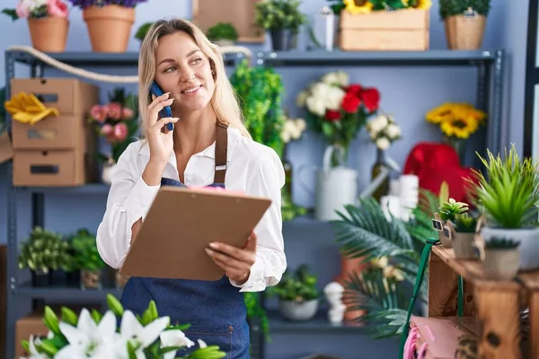 Junge Blonde Floristin Gespräch Über Smartphone Lesedokument Blumenladen — Stockfoto