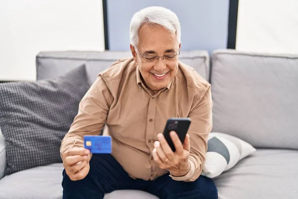 Senior Άνθρωπος Που Χρησιμοποιεί Smartphone Και Πιστωτική Κάρτα Κάθεται Στον — Φωτογραφία Αρχείου