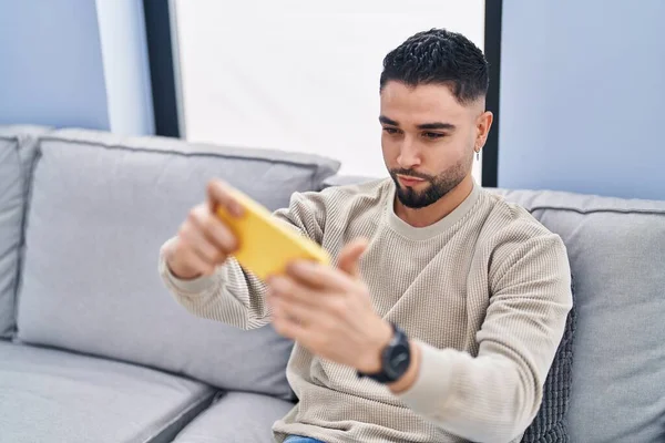 Genç Arap Adam Video Oyunu Oynuyor Evdeki Kanepede Oturuyor — Stok fotoğraf
