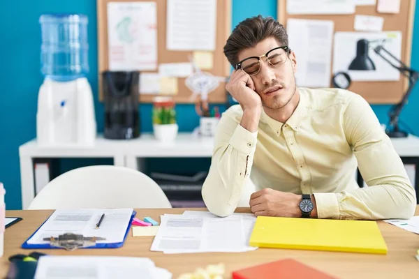 Jung Hispanic Mann Business Worker Schlafen Bei Büro — Stockfoto