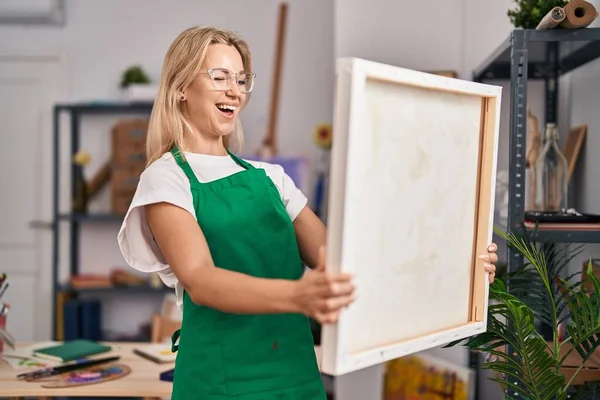 Young Caucasian Woman Looking Canvas Winking Looking Camera Sexy Expression — Stock Photo, Image