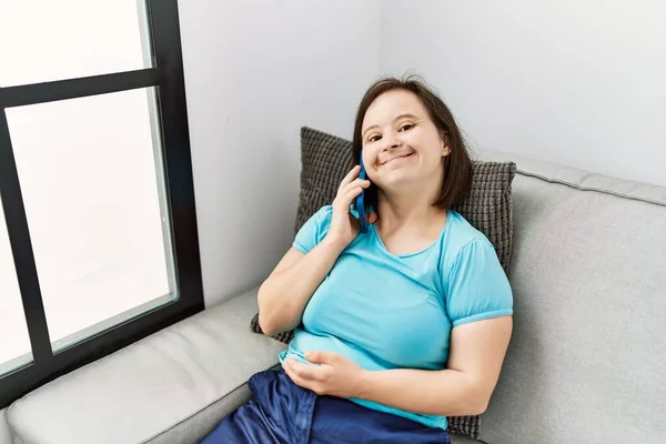 Brunett Kvinna Med Ner Syndrom Sitter Soffan Talar Telefonen Vardagsrummet — Stockfoto