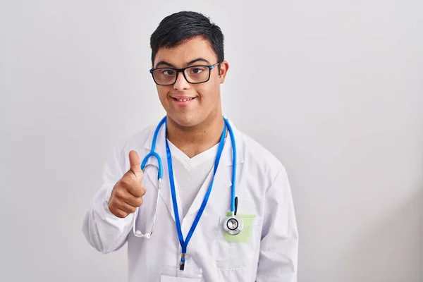 Joven Hombre Hispano Con Síndrome Vistiendo Uniforme Médico Estetoscopio Sonriendo — Foto de Stock