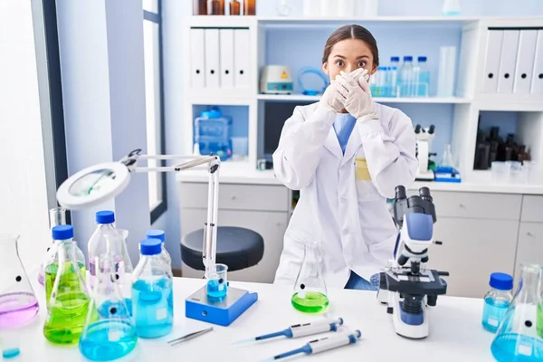 Young Brunette Woman Working Scientist Laboratory Shocked Covering Mouth Hands — Fotografia de Stock