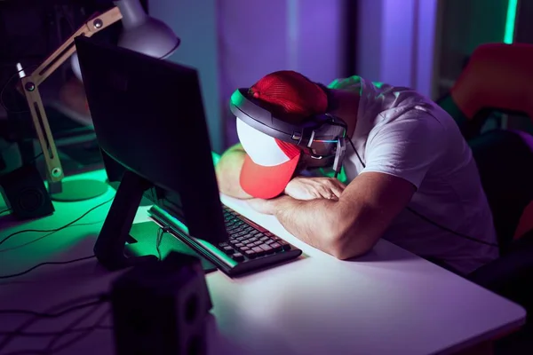 Junger Hispanischer Mann Mit Computer Und Kopfhörer Spielzimmer Gestresst — Stockfoto