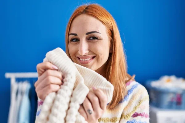 Ung Kaukasisk Kvinna Luktar Tröja Stående Tvättstuga — Stockfoto