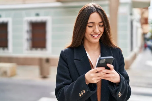 Mladý Krásný Hispánský Žena Usměvavý Jistý Pomocí Smartphone Ulici — Stock fotografie