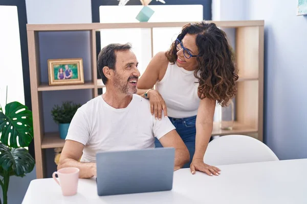 Man Woman Couple Smiling Confident Using Laptop Home — Φωτογραφία Αρχείου