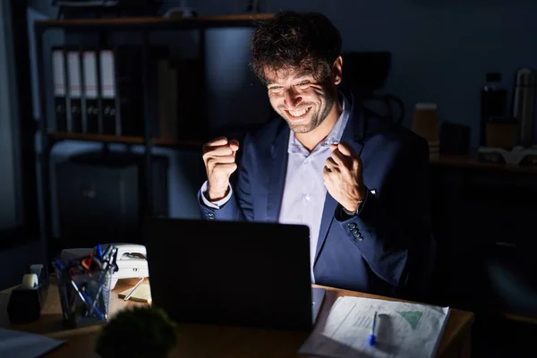Hispánský Mladý Muž Pracující Kanceláři Noci Velmi Šťastný Vzrušený Dělá — Stock fotografie