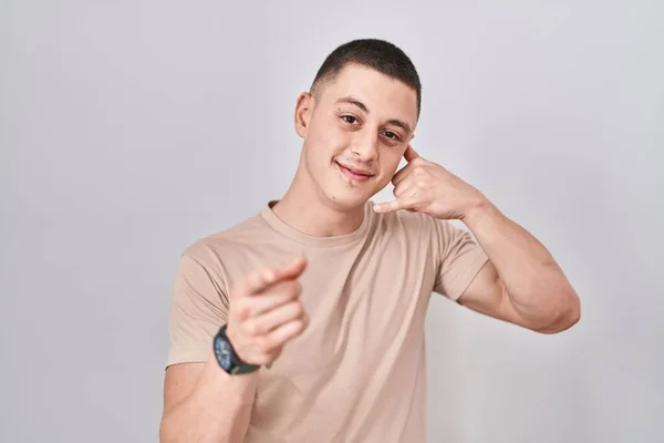 Giovane Uomo Piedi Sfondo Isolato Sorridente Facendo Parlare Sul Gesto — Foto Stock