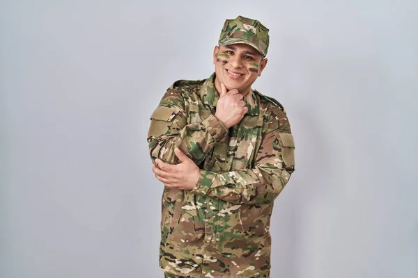 Jovem Hispânico Vestindo Uniforme Exército Camuflagem Olhando Confiante Para Câmera — Fotografia de Stock