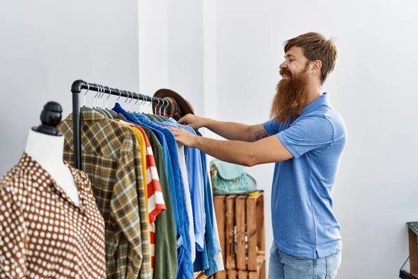 Jong Iers Klant Man Glimlachend Gelukkig Kiezen Kleding Kledingwinkel — Stockfoto