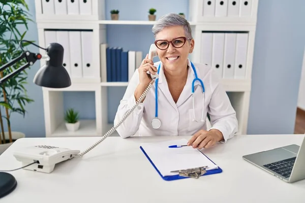 Mujer Mediana Edad Vistiendo Uniforme Médico Hablando Por Teléfono Clínica —  Fotos de Stock