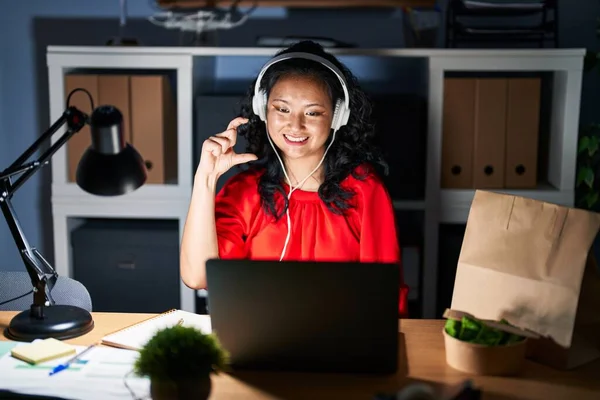 Young Asian Woman Working Office Laptop Night Smiling Confident Gesturing — Foto Stock