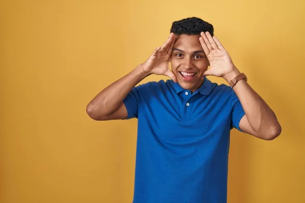 Young Hispanic Man Standing Yellow Background Smiling Cheerful Playing Peek — Stok fotoğraf