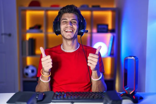 Fiatal Spanyol Férfi Játszik Videojátékok Siker Jel Csinál Pozitív Gesztus — Stock Fotó