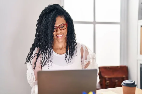 African American Woman Business Worker Using Laptop Working Office — Foto de Stock