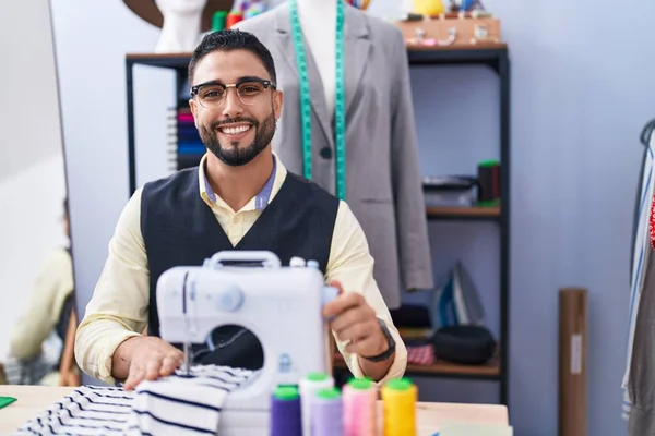 Jonge Arabische Man Maat Glimlacht Zelfverzekerd Met Naaimachine Kledingfabriek — Stockfoto