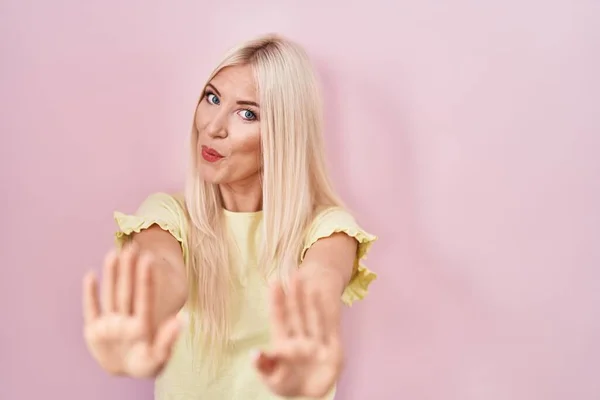 Caucasian Woman Standing Pink Background Moving Away Hands Palms Showing — Stock Photo, Image