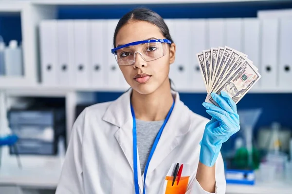 Молодая Бразильская Женщина Работающая Научной Лаборатории Держит Деньги Мышление Трезвое — стоковое фото