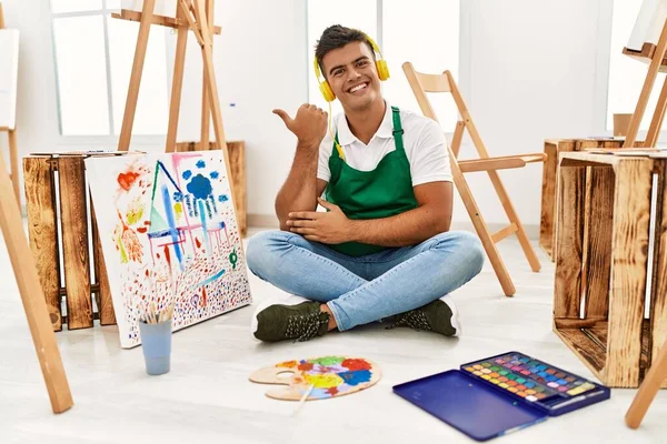 Fiatal Spanyol Férfi Művészeti Stúdióban Mosolygott Boldog Arccal Feltartott Hüvelykujjal — Stock Fotó