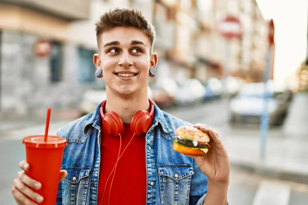 Young Caucasian Guy Eating Burger Soda City — Photo