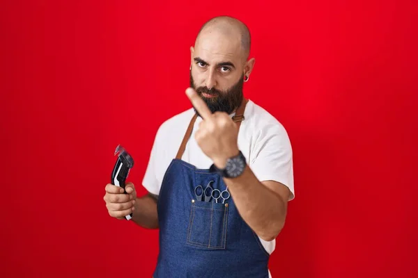 Young Hispanic Man Beard Tattoos Wearing Barber Apron Holding Razor — Zdjęcie stockowe