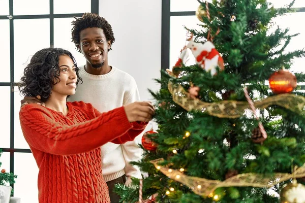 Jovem Casal Interracial Sorrindo Feliz Decoração Árvore Natal Casa — Fotografia de Stock