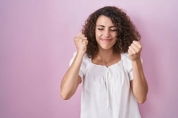 Mujer Hispana Con Pelo Rizado Pie Sobre Fondo Rosa Emocionada —  Fotos de Stock