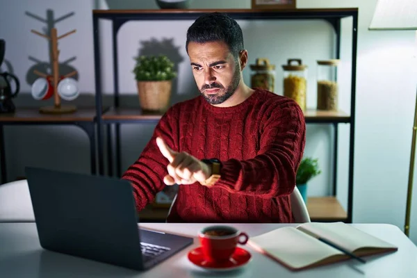 Joven Hombre Hispano Con Barba Usando Computadora Portátil Por Noche — Foto de Stock