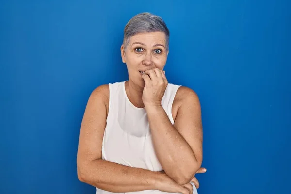 Mujer Caucásica Mediana Edad Pie Sobre Fondo Azul Mirando Estresada —  Fotos de Stock