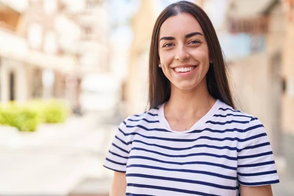 Νεαρή Ισπανίδα Γυναίκα Χαμογελά Αυτοπεποίθηση Στέκεται Στο Δρόμο — Φωτογραφία Αρχείου