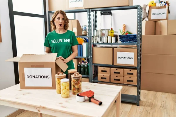 Mujer Mediana Edad Con Camiseta Voluntaria Las Donaciones Pie Asustado — Foto de Stock