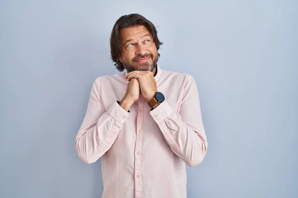 Przystojny Mężczyzna Średnim Wieku Eleganckiej Koszuli Tło Śmieje Się Nerwowy — Zdjęcie stockowe