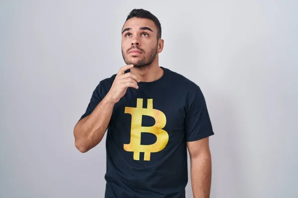 Joven Hombre Hispano Con Camiseta Bitcoin Pensando Concentrado Duda Con —  Fotos de Stock