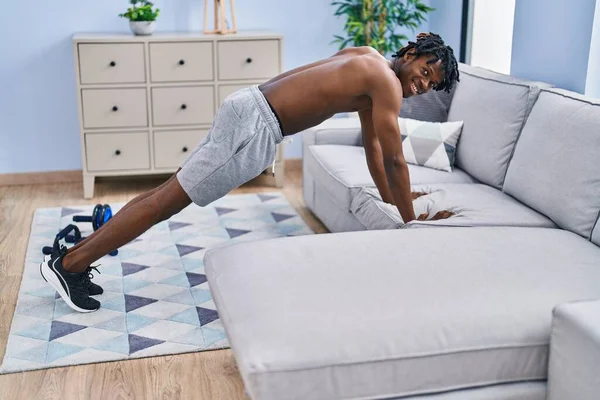 Afroamerikaner Trainiert Liegestütze Auf Sofa Hause — Stockfoto