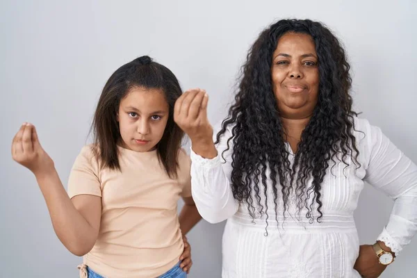 Madre Hija Joven Pie Sobre Fondo Blanco Haciendo Gesto Italiano —  Fotos de Stock