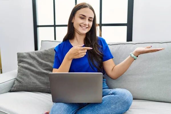 Mujer Morena Joven Usando Ordenador Portátil Casa Sorprendido Sonriendo Cámara —  Fotos de Stock