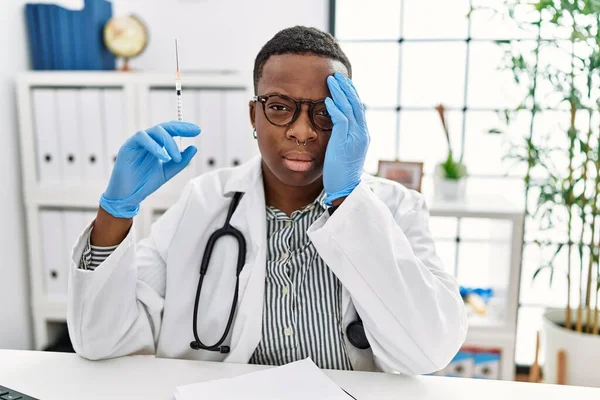 Junger Afrikanischer Arzt Mit Spritze Krankenhaus Gähnend Müde Das Halbe — Stockfoto