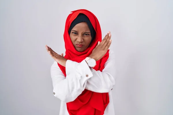 Ung Arabiska Kvinna Bär Traditionell Islamisk Hijab Scarf Avvisande Uttryck — Stockfoto