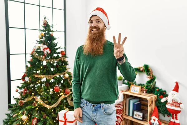 Zrzavý Muž Dlouhými Vousy Nosí Vánoční Klobouk Vánoční Stromeček Ukazuje — Stock fotografie