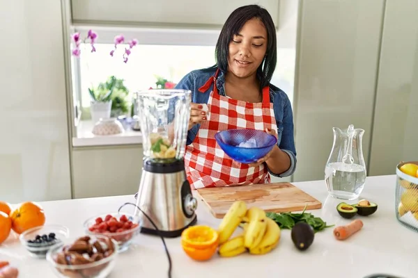 Spanyol Esmer Kadın Mutfakta Buzlu Meyve Suyu Hazırlıyor — Stok fotoğraf