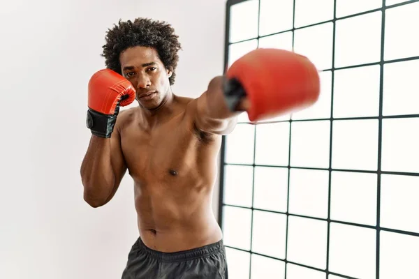 Young African American Man Boxing Gym — Fotografia de Stock