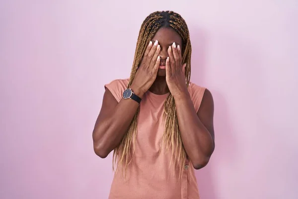 Африканская Американка Плетеными Волосами Стоящая Розовом Фоне Массируя Глаза Усталости — стоковое фото