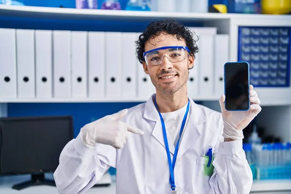Латиноамериканец Работающий Научной Лаборатории Показывает Экран Смартфона Указывая Пальцем Себя — стоковое фото